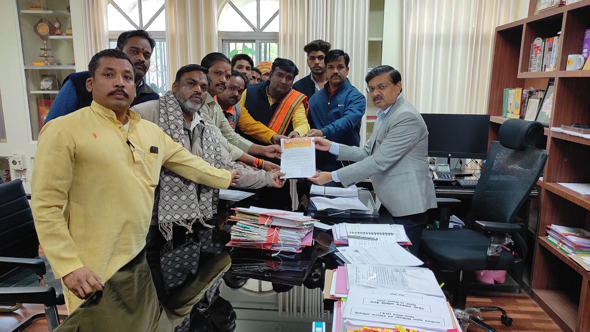 गो तस्करों के खिलाफ कठोर कार्रवाई व वाहनों को राजसात करने हेतु विहिप ने कलेक्टर को सौंपा ज्ञापन
