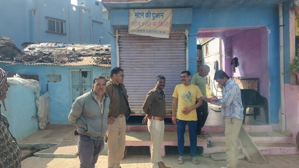 संयुक्त टीम ने नगर में मिट,मटन,चिकन अंडा की दुकानो का संयुक्त निरीक्षण किया