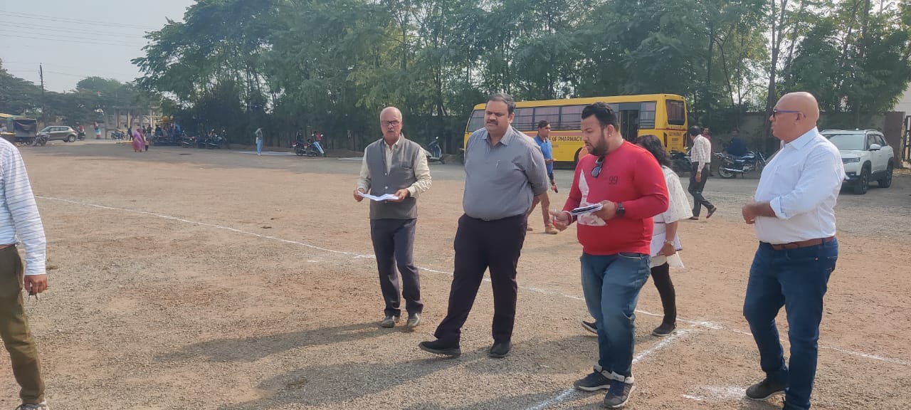 कार्यस्थल पर तैयारियों का कलेक्टर कर्मवीर शर्मा ने ने लिया जायजा।