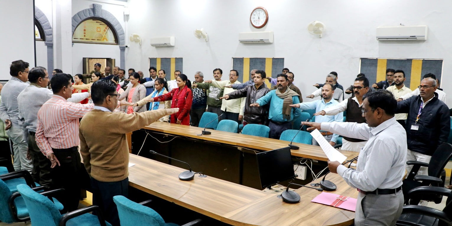सुशासन दिवस पर अधिकारी कर्मचारियों ने ली सुशासन संबंधी शपथ
