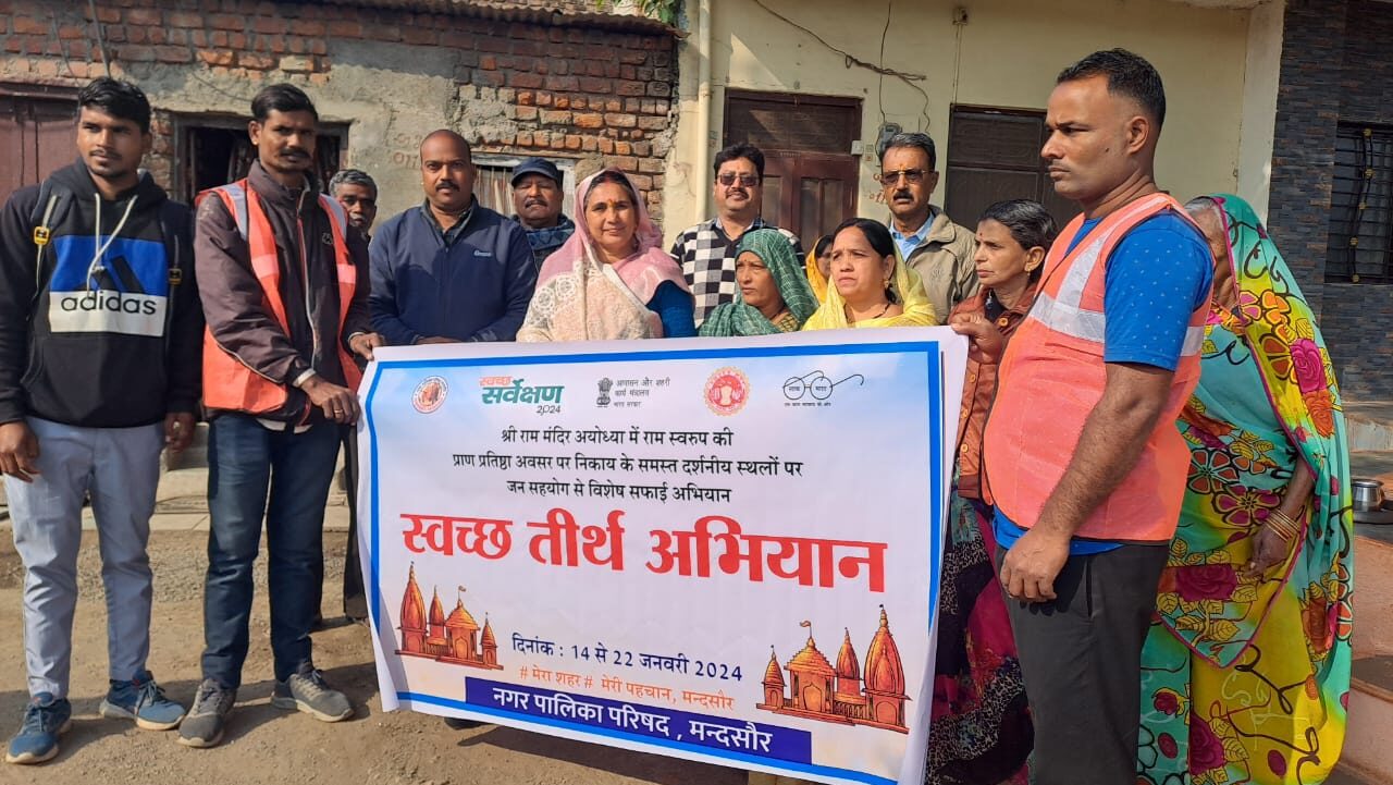 नपाध्यक्ष श्रीमती गुर्जर ने वार्ड क्रमांक 3,4,5 व 21 के मंदिरो में पार्षदगणो के साथ स्वच्छता कार्य किया सफाई मित्रो व नागरिकों से चर्चा