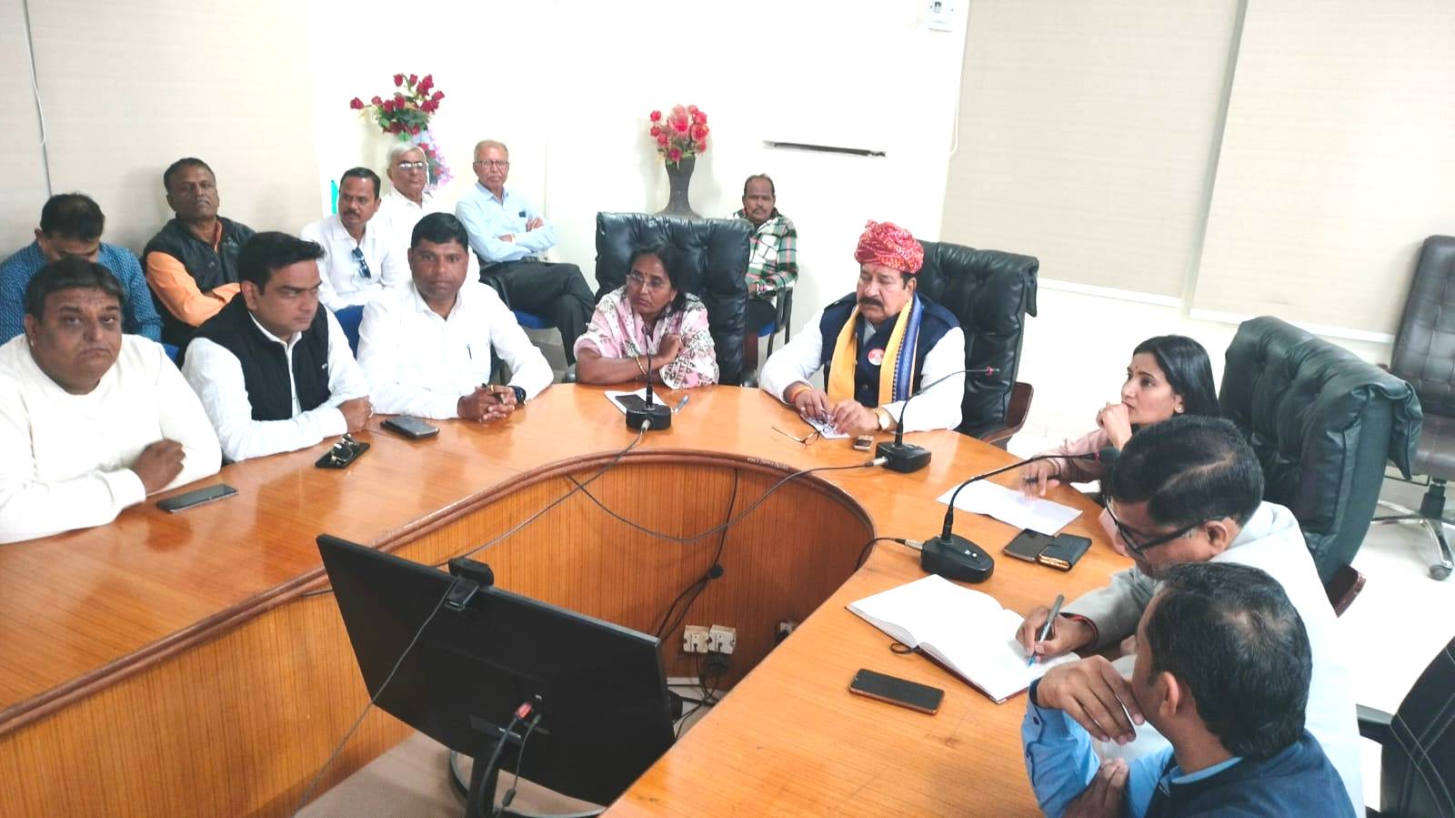 विधायक श्री परिहार की उपस्थिति में मंदिर संचालकों एवं पुजारियों की बैठक सम्‍पन्‍न