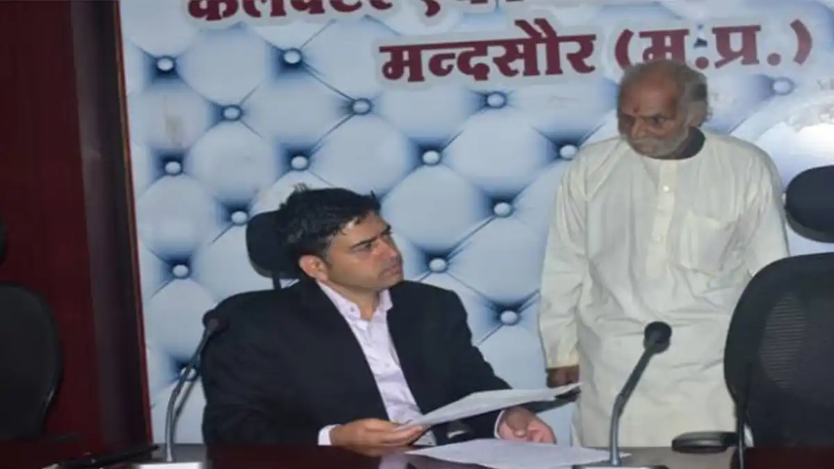 कलेक्‍टर दिलीप कुमार यादव ने सुशासन भवन सभाकक्ष में ग्रामीण जनों की समस्‍याएं सुनी।