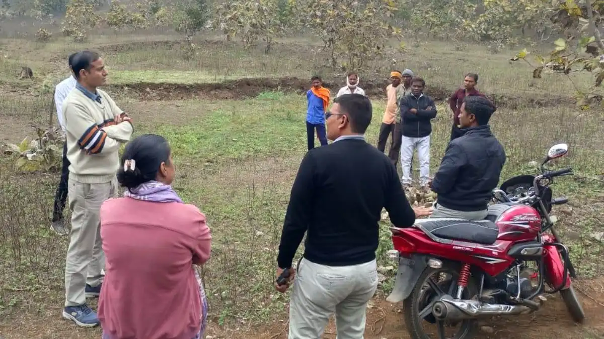सीईओ जिला पंचायत श्री सोलंकी ने किया अमृत सरोवर तालाबों का निरीक्षण