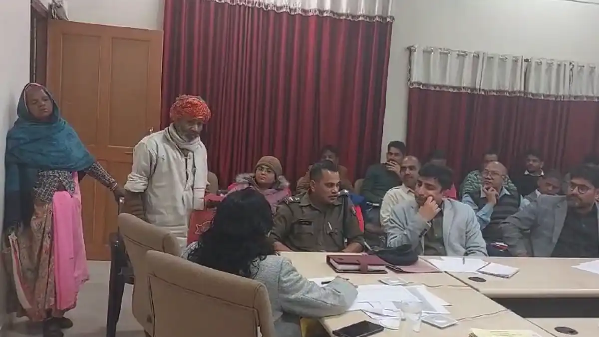 जिला कलक्टर डॉ. राजोरिया ने इत्मीनान से सुनी आमजन की समस्या