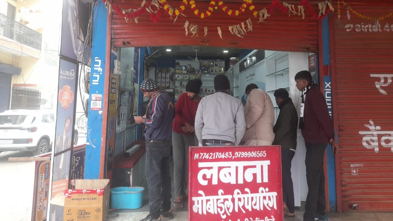 प्रतापगढ़ के नेशनल हाईवे 56 के हाई स्कूल के निकट बीती रात में चोरों ने एक मोबाइल की दुकान को बनाया निशाना