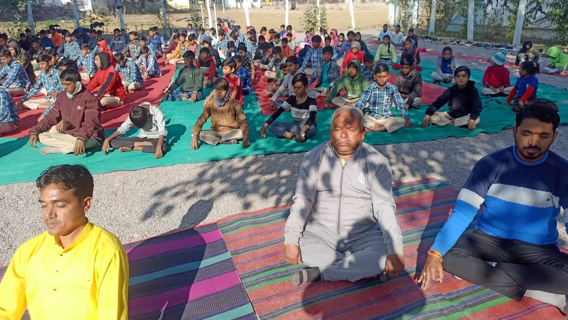 युवा दिवस के उपलक्ष में सीएम राइज सिंगोली में सूर्य नमस्कार का आयोजन किया गया