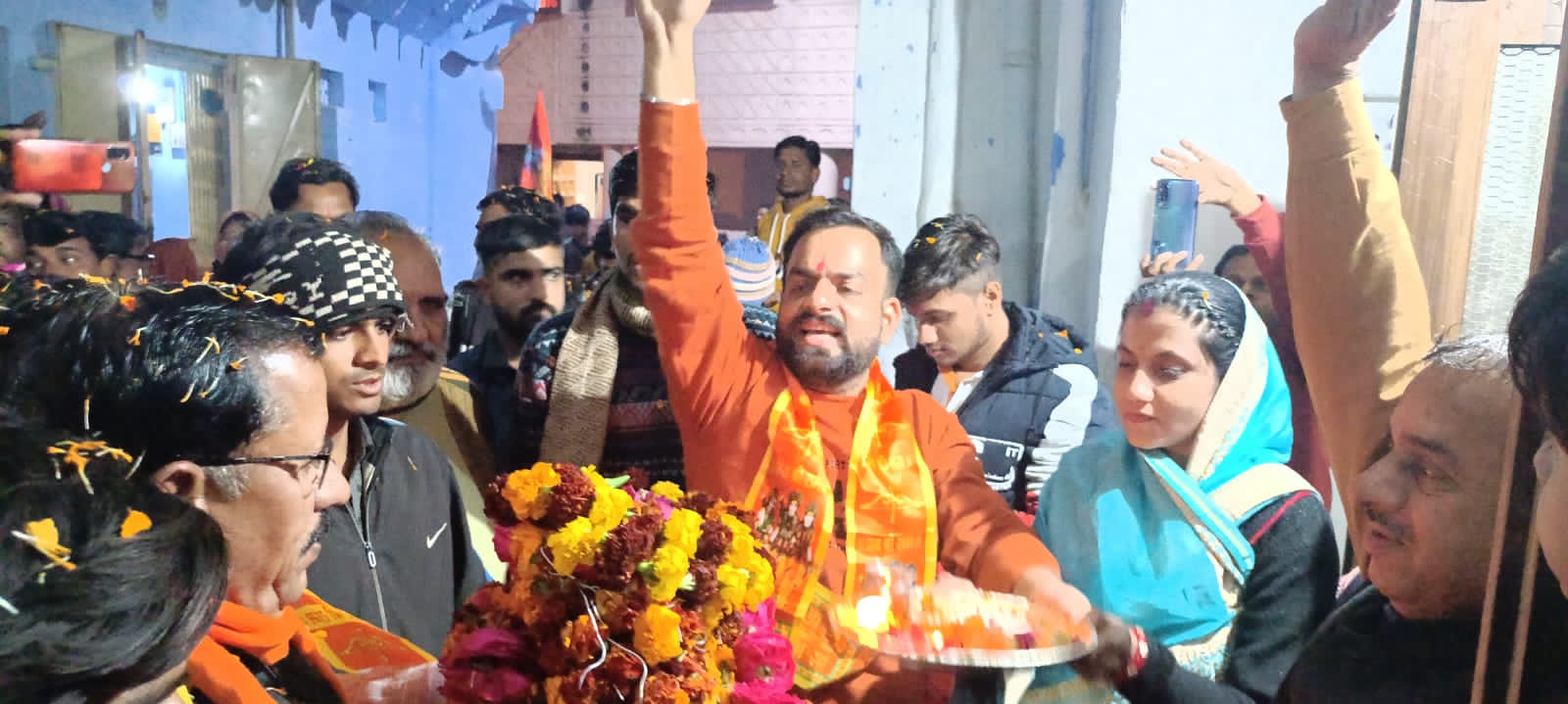 अयोध्या से पूजित अक्षत्त का वार्ड क्र 12में निवासरत सन 1989 में कारसेवा में गए कारसेवक परिवार,वार्ड पार्षद द्वारा भव्य स्वागत किया गया