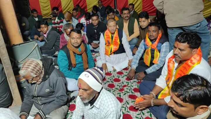 डीकेन में क्षेत्र के लोकप्रिय विधायक एवं पूर्व कैबिनेट मंत्री श्री ओम प्रकाश जी सकलेचा सुंदरकांड में सहभागीता की