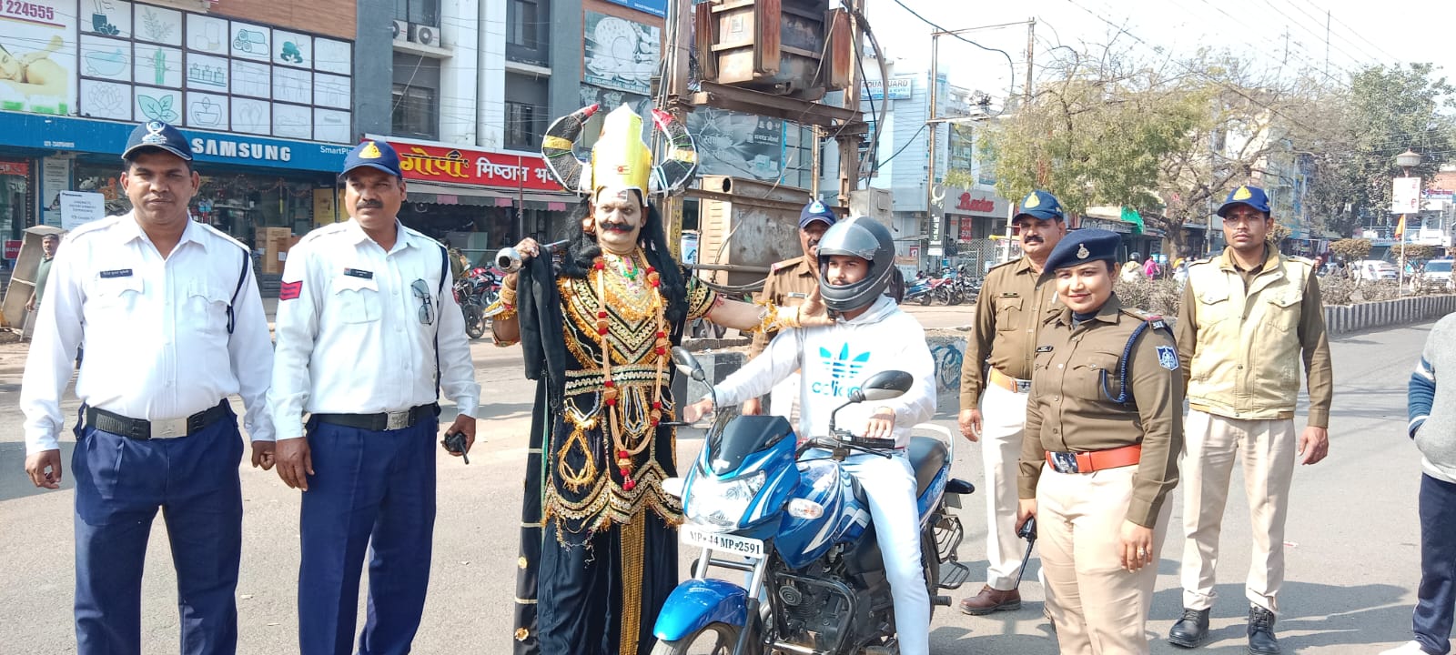 आज सुबह नीमच शहर की सड़कों पर अपनी पारंपरिक वेशभूषा में साक्षात यमराज चहल कदमी करते हुए नजर आए