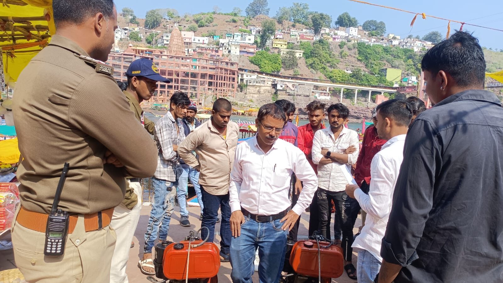 अवैध नाव संचालन करते नाविकों से लगभग 30000 की वसूली कर वसूली कर शासन को पहुंचाया लाभ