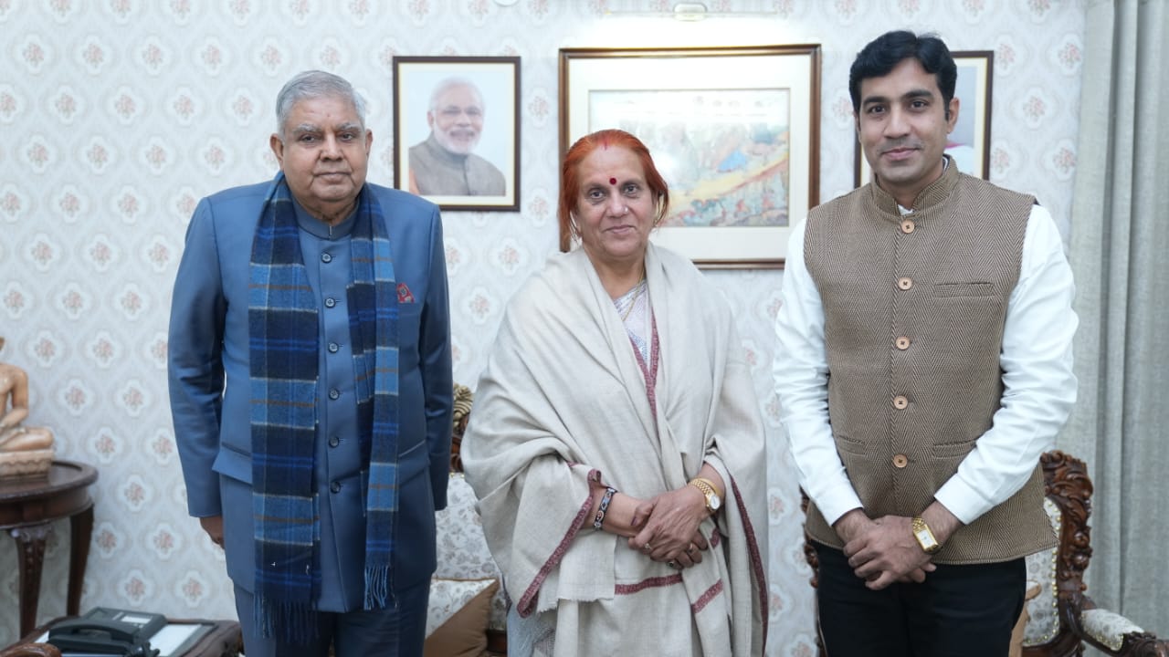 प्रतापगढ़ महामहिम उपराष्ट्रपति धनखड़ ने प्रतापगढ़ की थेवा कला को सराहा