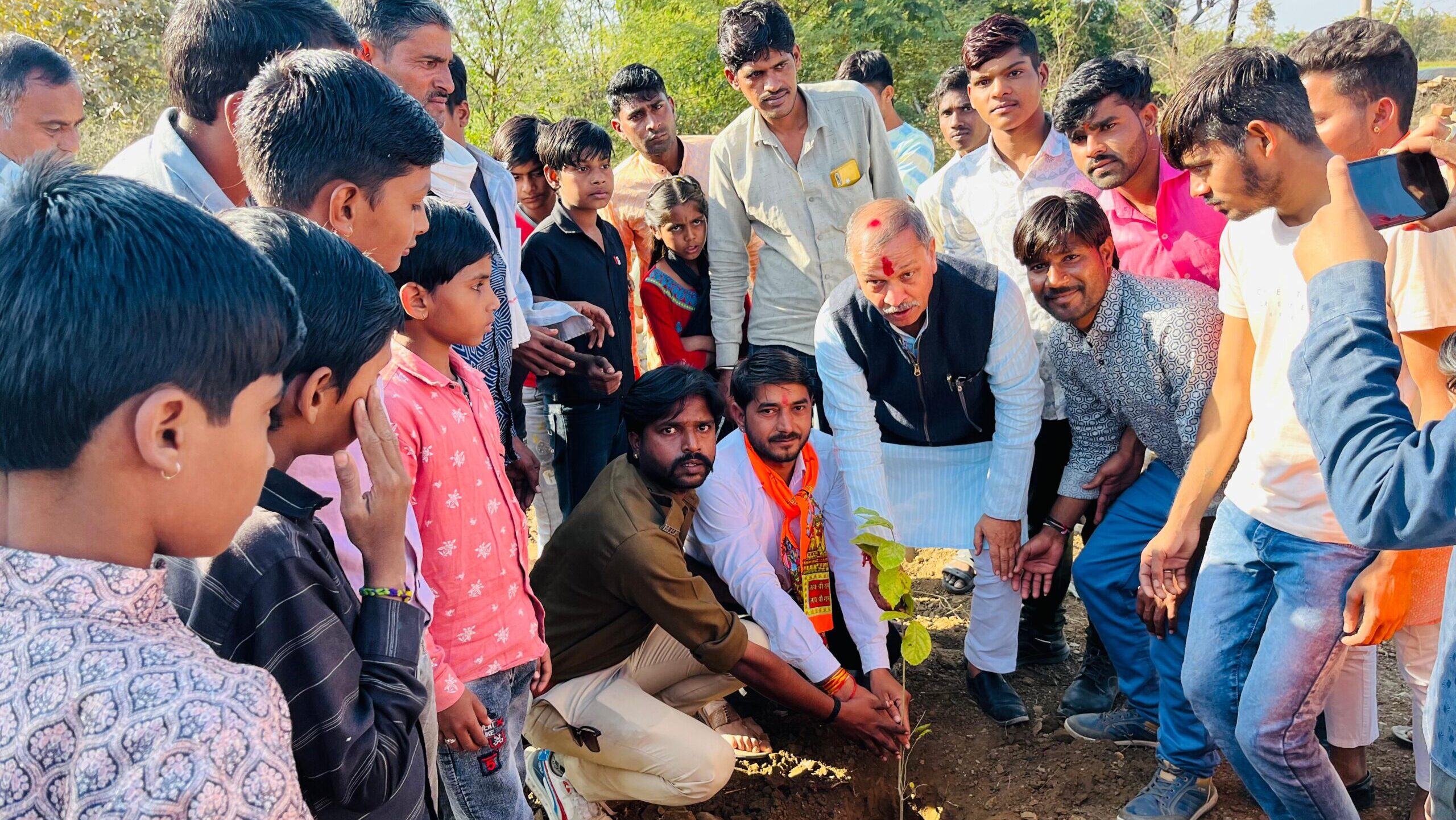 वन विभाग ने धार्मिक सार्वजनिक स्थानो पर पर्यावरण संरक्षण हेतु पौधे लगा मनाया राम मंदिर प्राण प्रतिष्ठा महोत्सव