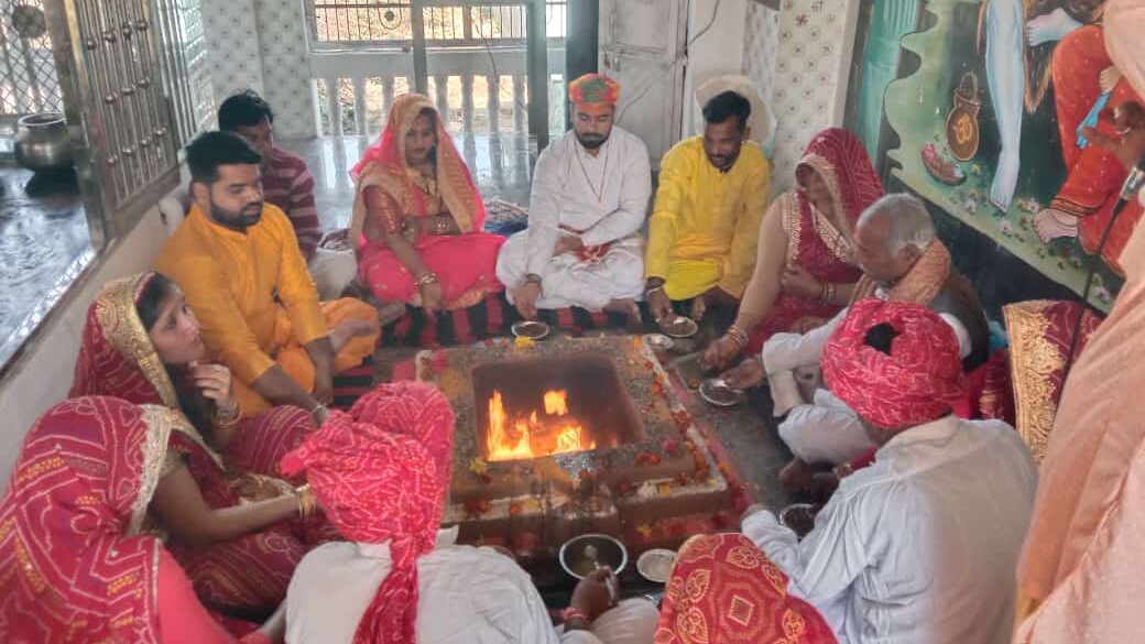 प्राण प्रतिष्ठा की खुशी में सजाए गए मंदिर