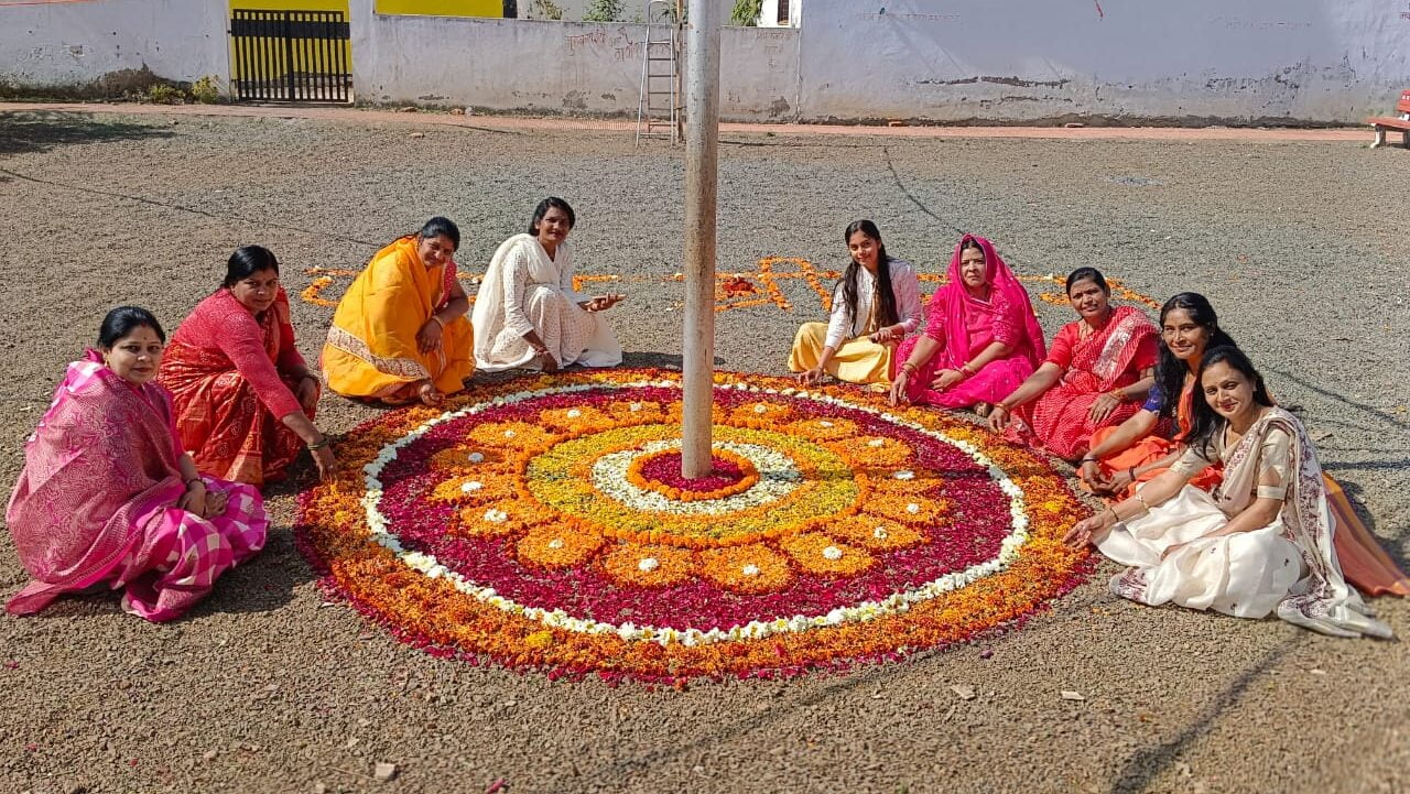 नीमच में गणपति विकास समिति की महिलाओं ने बनाई आकर्षक बड़ी रंगोली, फूलों से जय श्री राम को आकृति को उकेरा
