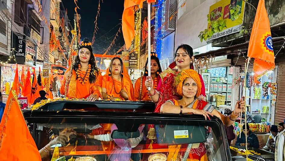 श्रीराम सीता व लक्ष्मण रथ पर हुए सवार,भव्य वाहन रैली के साथ निकली शोभायात्रा