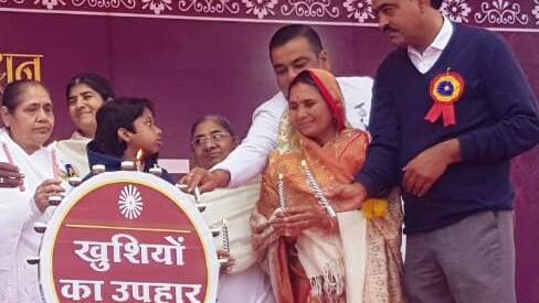 बी.के. शिवानी दीदी का आत्मीय स्वागत फुलमाला व आतिशबाजी के साथ किया गया