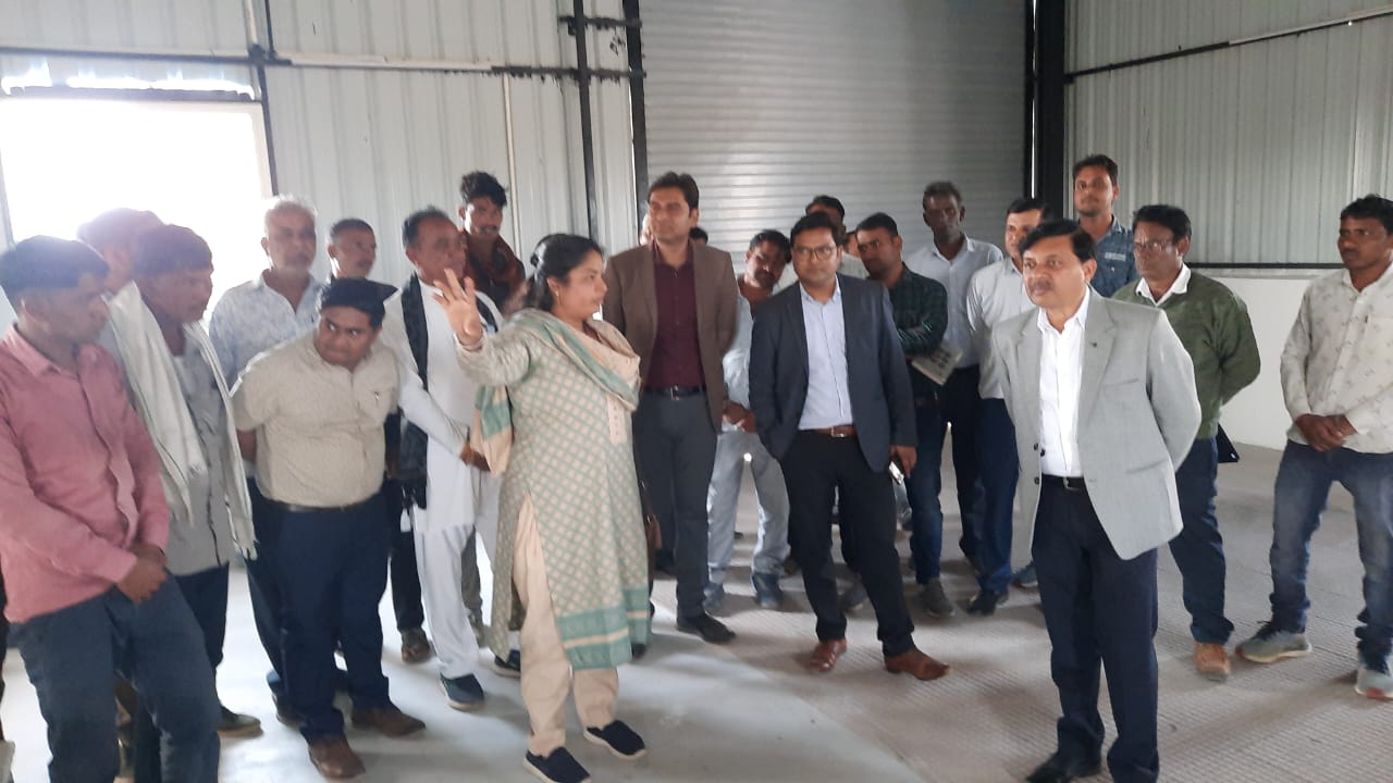 कलेक्‍टर श्री जैन ने ग्राम पंचायत सांडिया एवं फूलपुरा में विकास एवं निर्माण कार्यो का निरीक्षण किया 