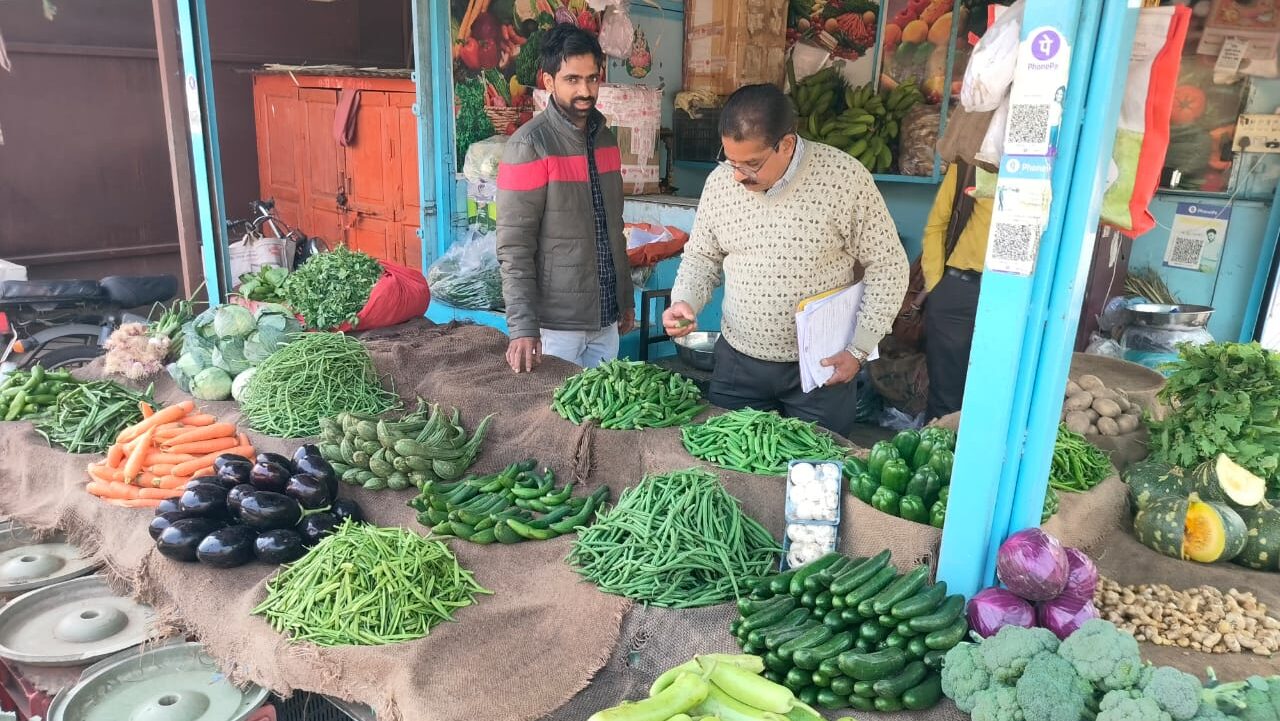 खाद्य सुरक्षा दल द्वारा लिए गए सब्जी के नमूने,फल एवं सब्जी विक्रेता की की गई जांच