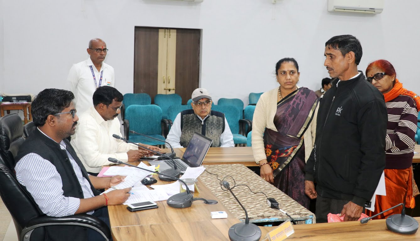 जनसुनवाई में कलेक्टर श्री सिंह ने सुनी नागरिकों की समस्याएं