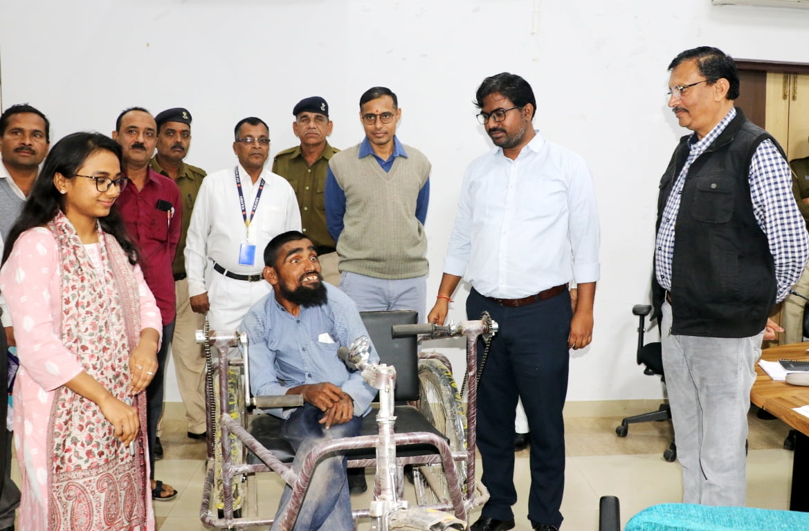 जनसुनवाई में कलेक्टर श्री सिंह ने सुनी नागरिकों की समस्याएं