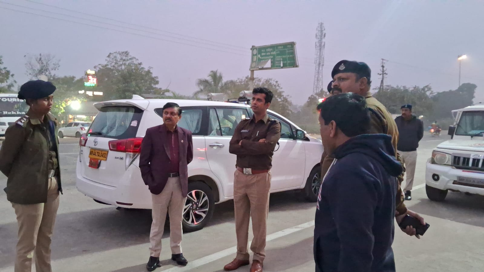कलेक्टर एवं एसपी ने नयागांव बैरियर पर लिया वाहनों के सुचारू आवागमन का जायजा