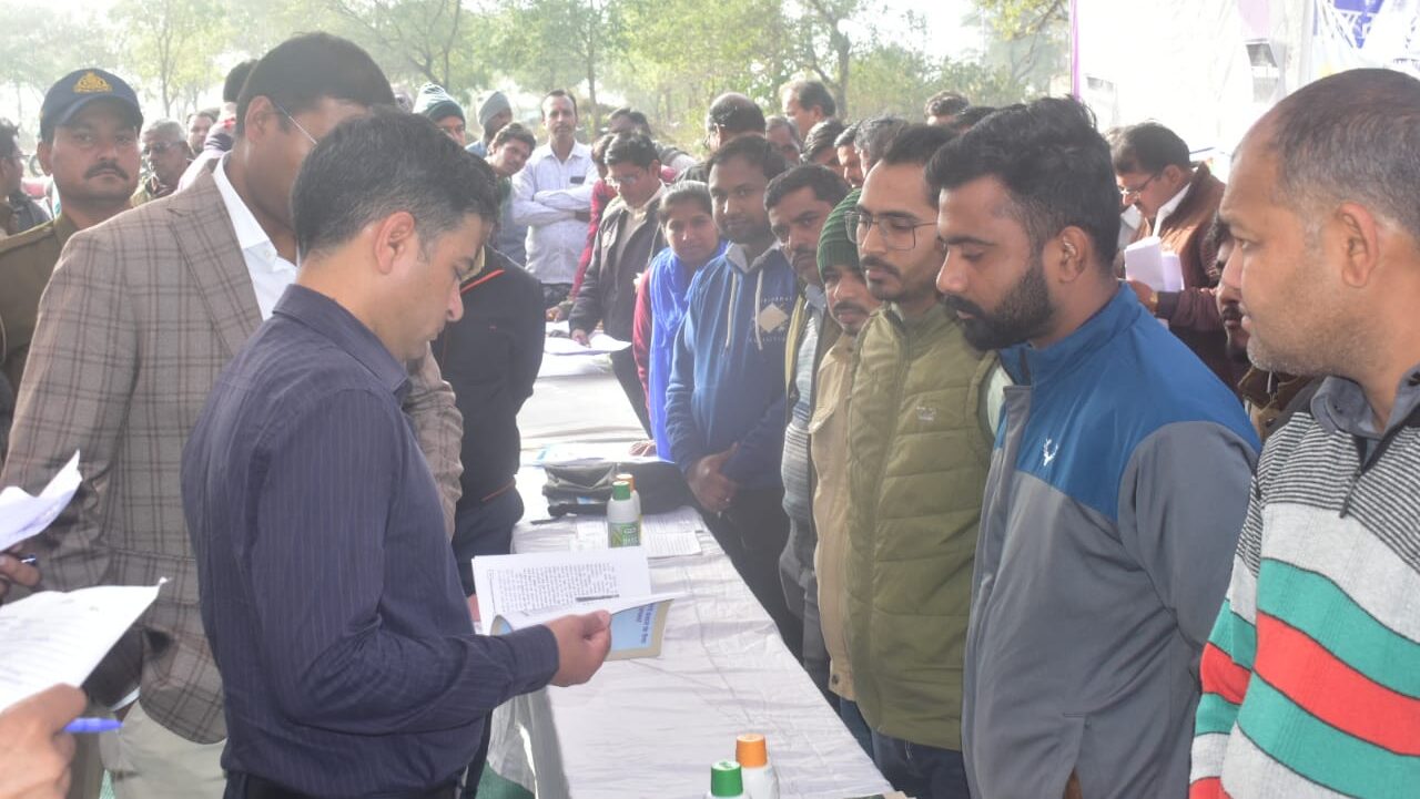 विकसित भारत संकल्प यात्रा में पात्र हितग्राहियों को लाभ प्रदान करें, कलेक्टर