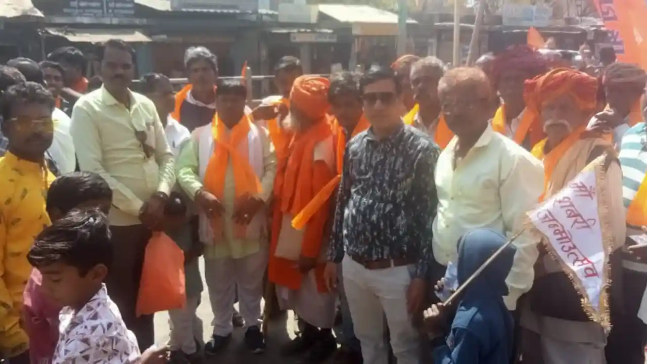 मां शबरी जयंती के चल समारोह का कल्याण कमलमय समर्थक समिति ने पुष्प वर्षा कर किया भव्य स्वागत,