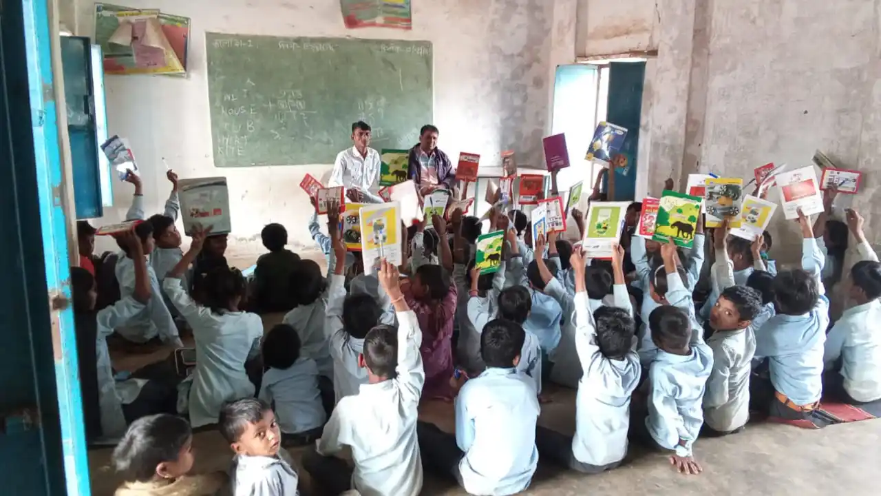 अध्यापक ने सेवा काल के 5 वर्ष पूरे होने पर स्कूली बच्चों को पाठ्य सामग्री भेंट की