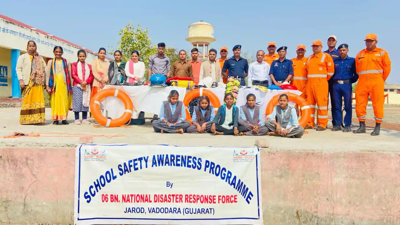 प्रतापगढ़ एनडीआरएफ टीम ने पानमोड़ी विद्यालय मे बच्चो को आपदा से बचाव की जानकारी दी व 15 दिवसीय प्रशिक्षण का आज समापन हुआ।