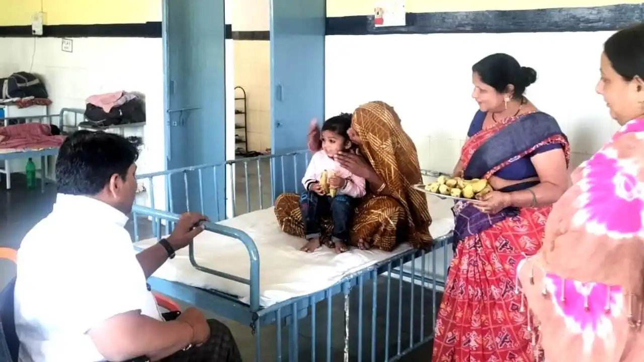 परियजना अधिकारी ने एनआरसी का किया निरीक्षण