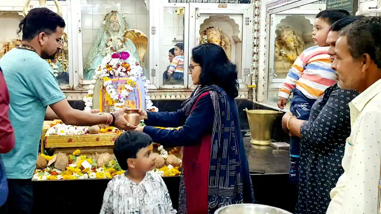 प्रतापगढ़ जिला कलक्टर ने गौतमेश्वर मंदिर में लिया विकास कार्यों का जायजा