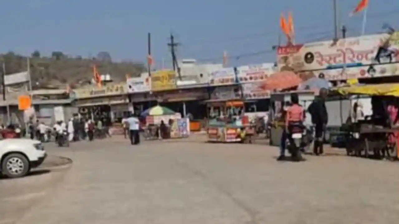 तीर्थ नगरी ओमकारेश्वर में आए दिन ममलेश्वर मंदिर मार्ग पर लगता है जाम