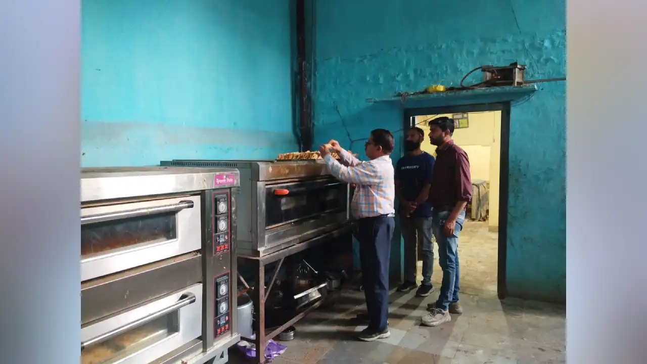 मिलावटी से मुक्ति‍ अभियान के तहत खाद्य सुरक्षा टीम ने की कार्यवाही