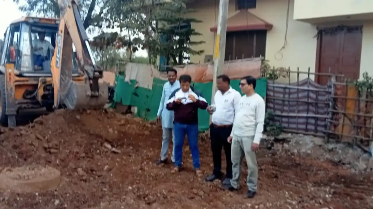 वार्ड क्रमांक 08 क्राउन सिटी डी में हुआ सीसी रोड़ का शुभारंभ पार्षद की मेहनत रंग लाई