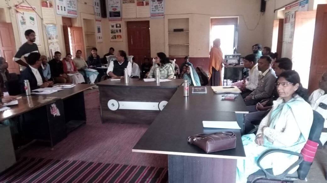 नारायणी ग्राम पंचायत की जनसुनवाई में पहुंचे कलेक्टर अंजलि राजोरिया