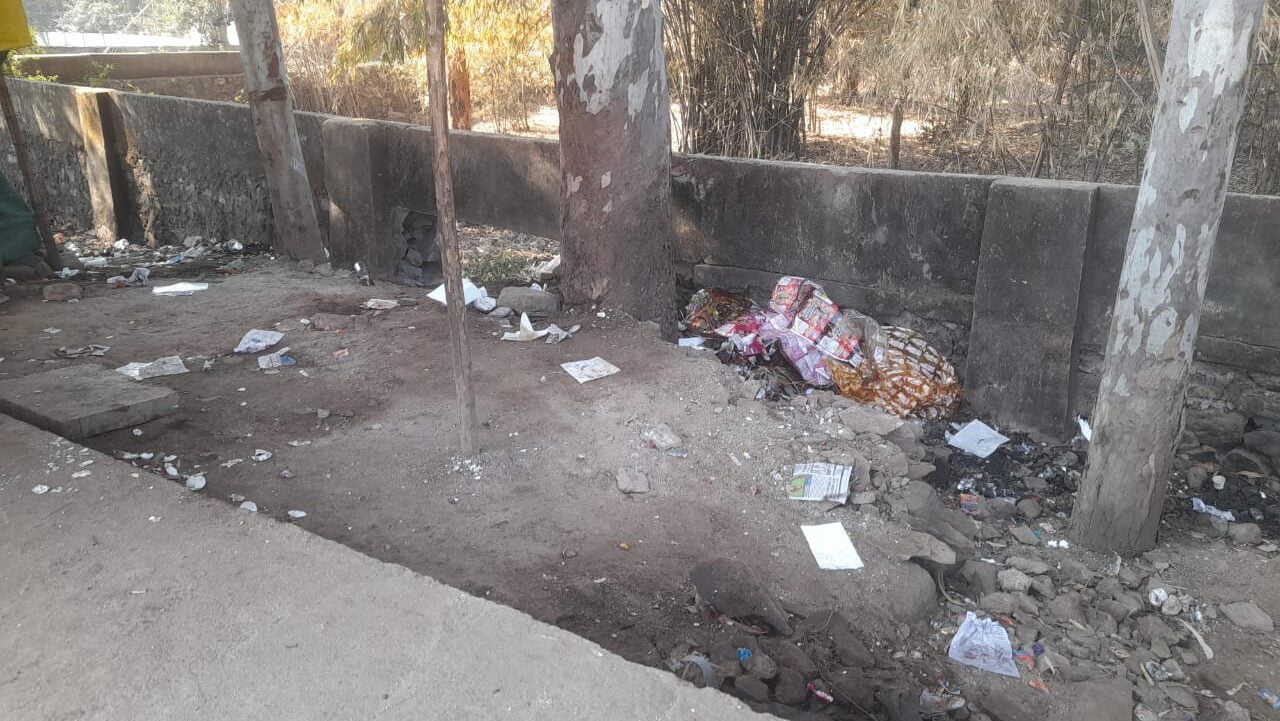 प्रतापगढ़ अंबेडकर चौराहा वन विभाग के बाहर अतिक्रमण दुकानदारों ने जगह-जगह गंदगी फेला रखी है