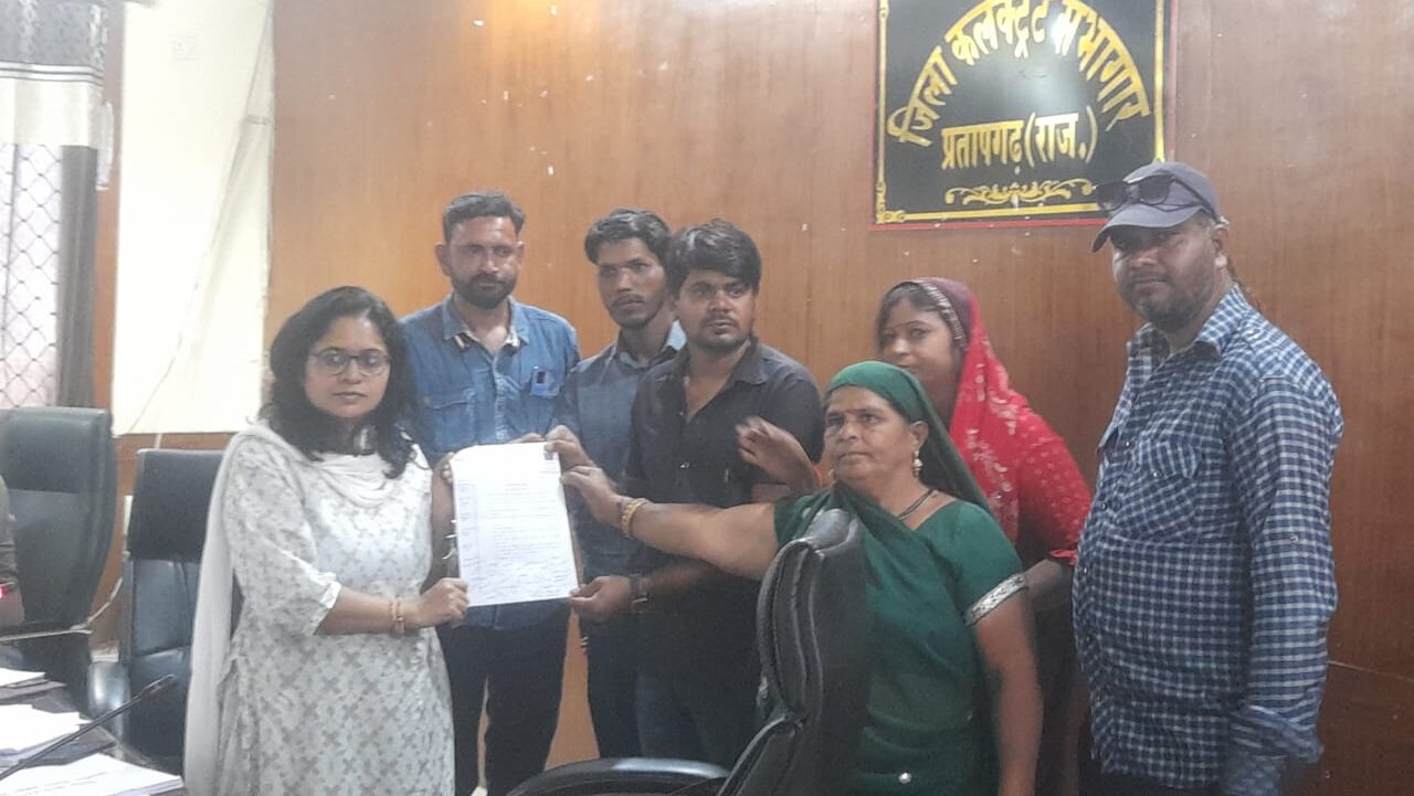 प्रतापगढ़ मनरेगा के मेट व मजदुर की समस्या के समाधान हेतु आठ मांगे रखी जिला कलेक्टर को सौपा ज्ञापन