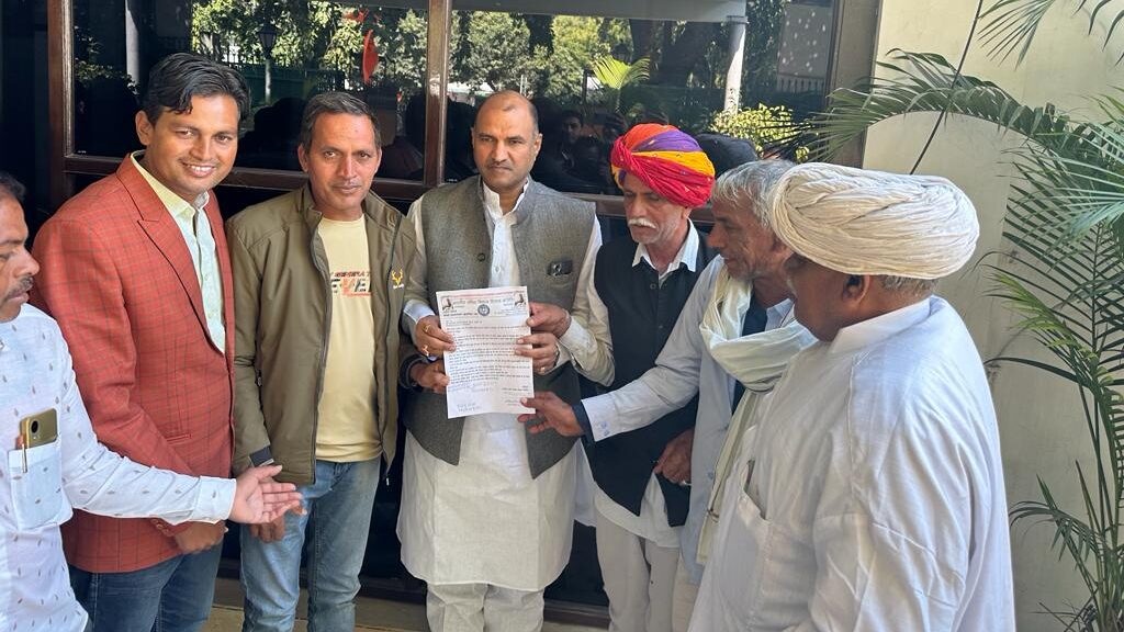 प्रतापगढ़ भारतीय अफीम किसान विकास समिति के कार्यकर्ताओं ने आज नई दिल्ली में 5 सांसद को राष्ट्रपति भवन में ज्ञापन दिया