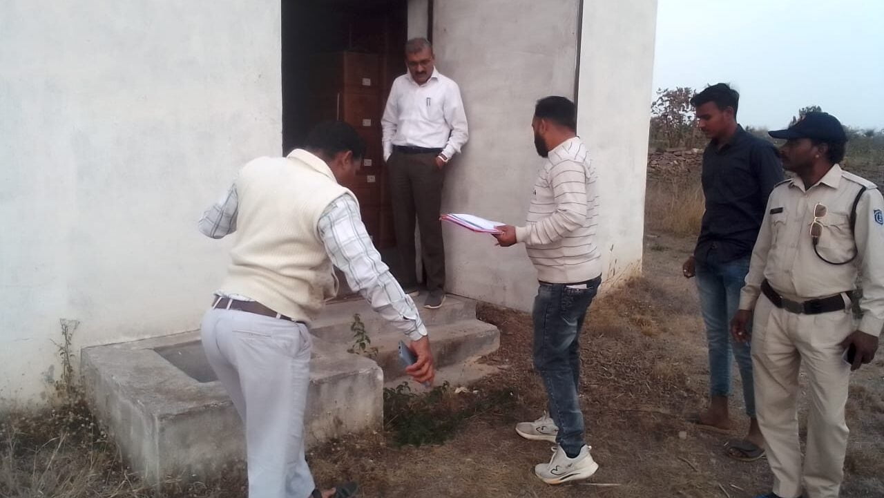 सिंगोली तहसीलदार राजेश सोनी फुसरिया स्थित बालाजी मैगजीन गोदाम पहुचे।
