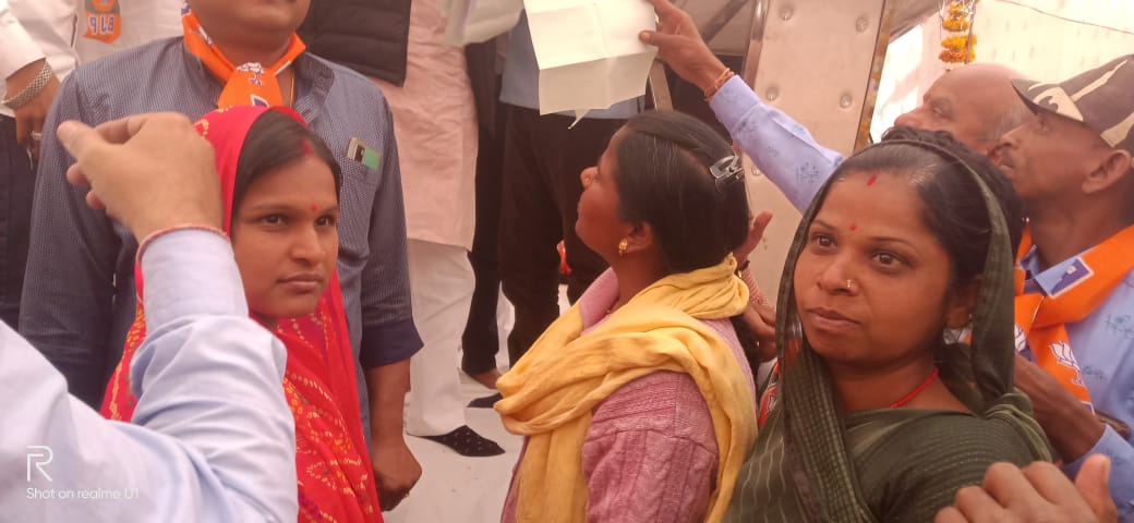 समस्त नरेगा मजदूर वर्ग ने बीजेपी प्रदेशअध्यक्ष सासंद सी. पी. जोशी को सौप ज्ञापन