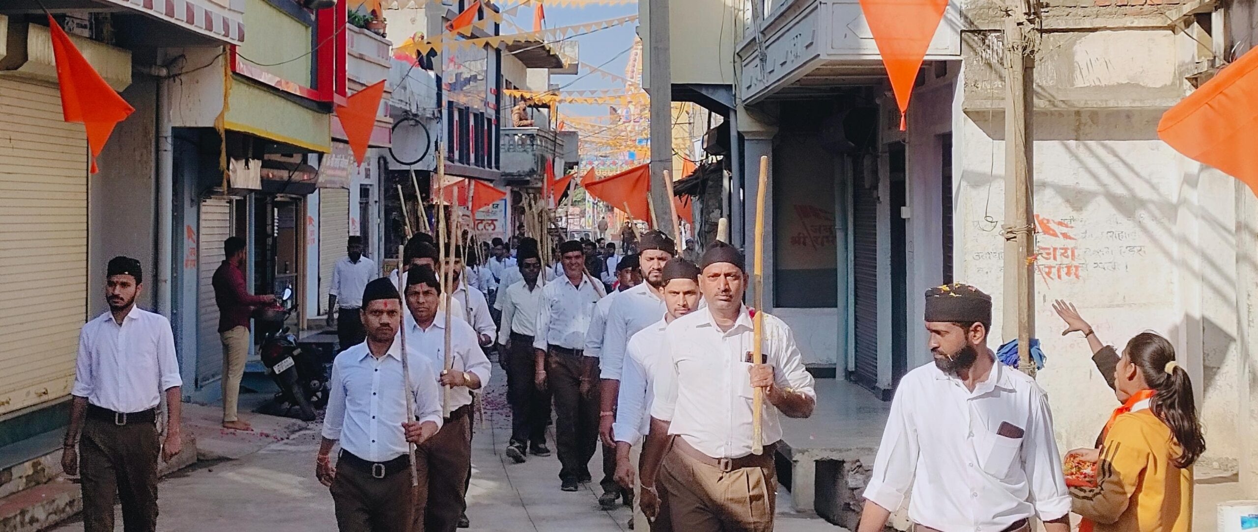 ग्राम पालसोड़ा में राष्ट्रीय स्वयंसेवक संघ ने निकाला पथ संचलन, नगर में जगह-जगह पुष्प वर्षा से हुआ ऐतिहासिक स्वागत, अंबिका रिसॉर्ट में हुआ बौद्धिक