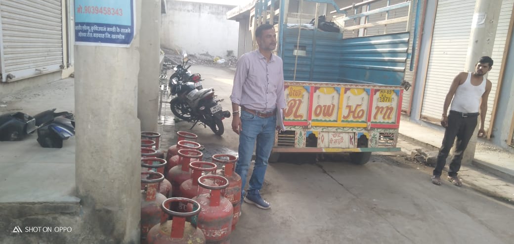 बड़वाह तहसील में 7 होटल ढाबों से 10 घरेलू गैस सिलेंडर किए जब्त