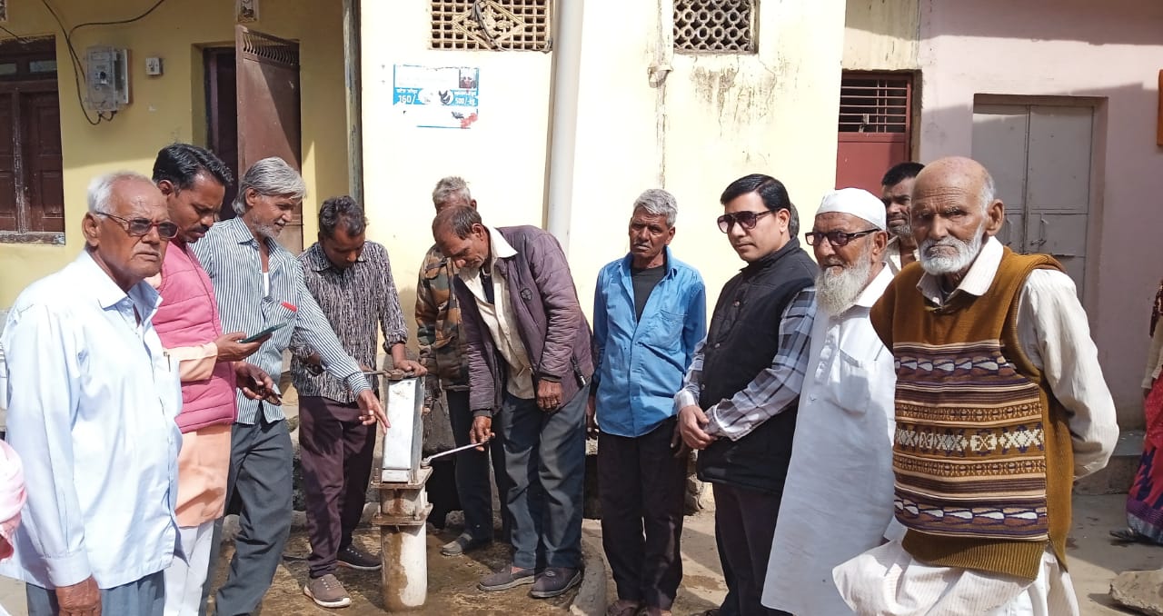 कल्याण कमलमय समर्थक समिति ने चालू करवाये कई दिनों से बंद पड़े हैंडपंप