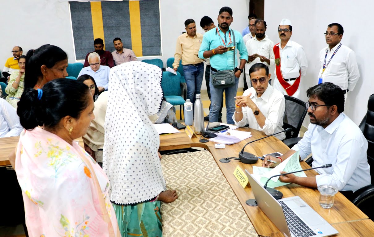 जनसुनवाई में कलेक्टर श्री सिंह ने सुनी नागरिकों की समस्याएं