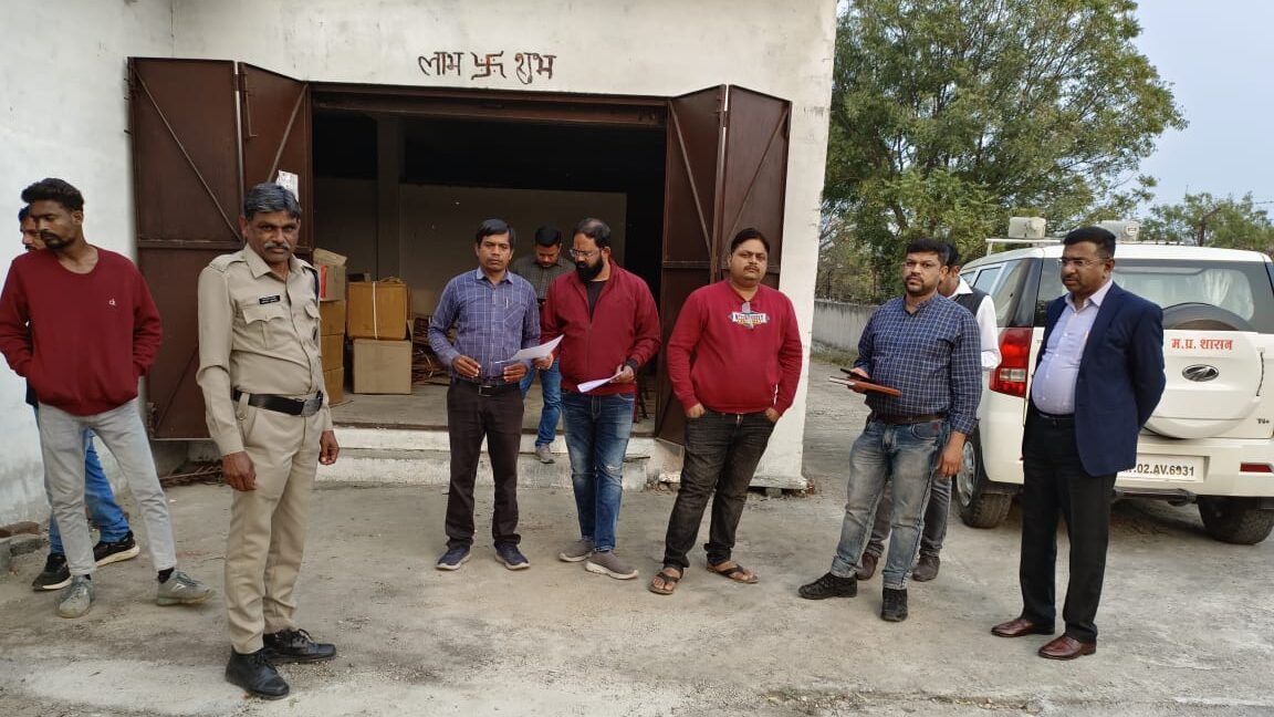 एसडीएम ने पटाखा गोडाउन का किया आकस्मिक निरीक्षण, सुवाखेडा में पटाखा गोदाम सील