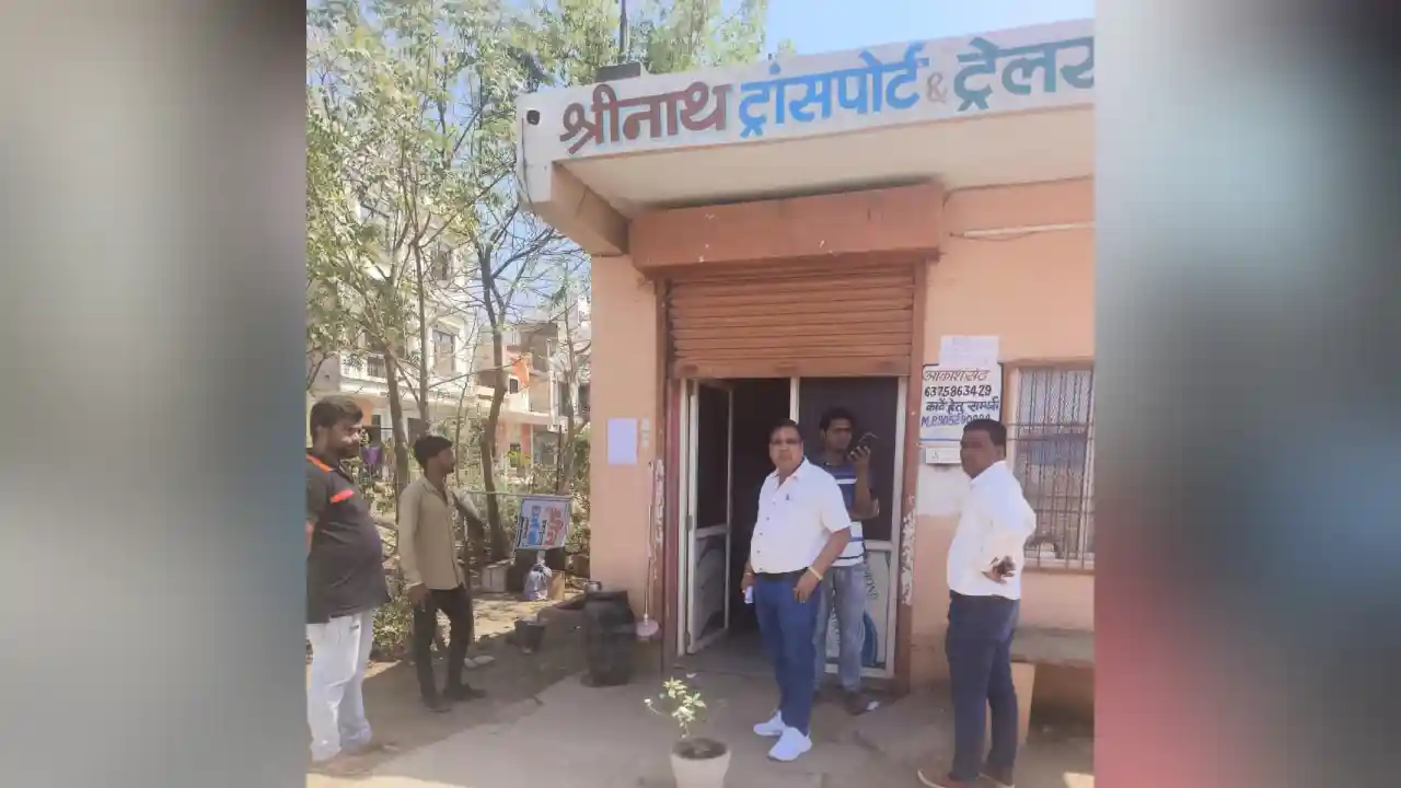 प्रतापगढ़ शहर के नेशनल हाईवे 56 चित्तौड़गढ़ रोड पर कुछ लोगों के द्वारा आवासीय भूमि पर व्यावसायिक गतिविधियां संचालित कर रहे हैं