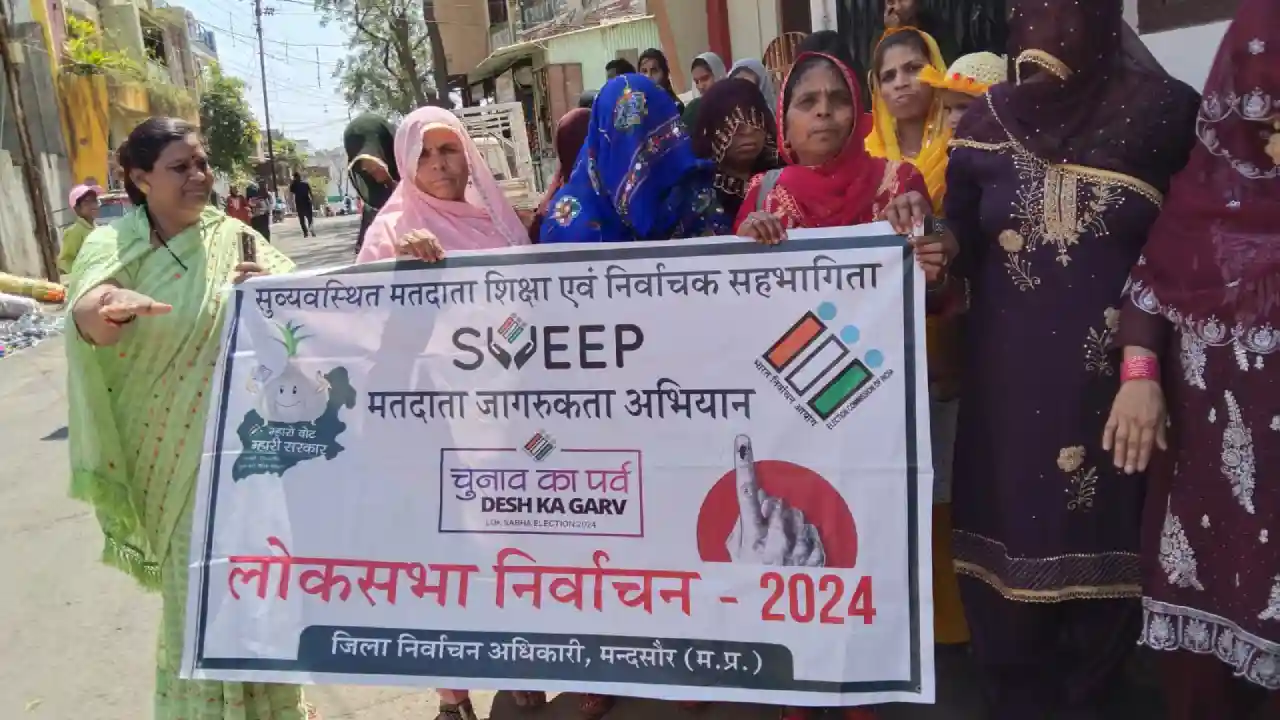 मतदाताओं को जागरूक करने के लिए दिलाई जा रही शपथ