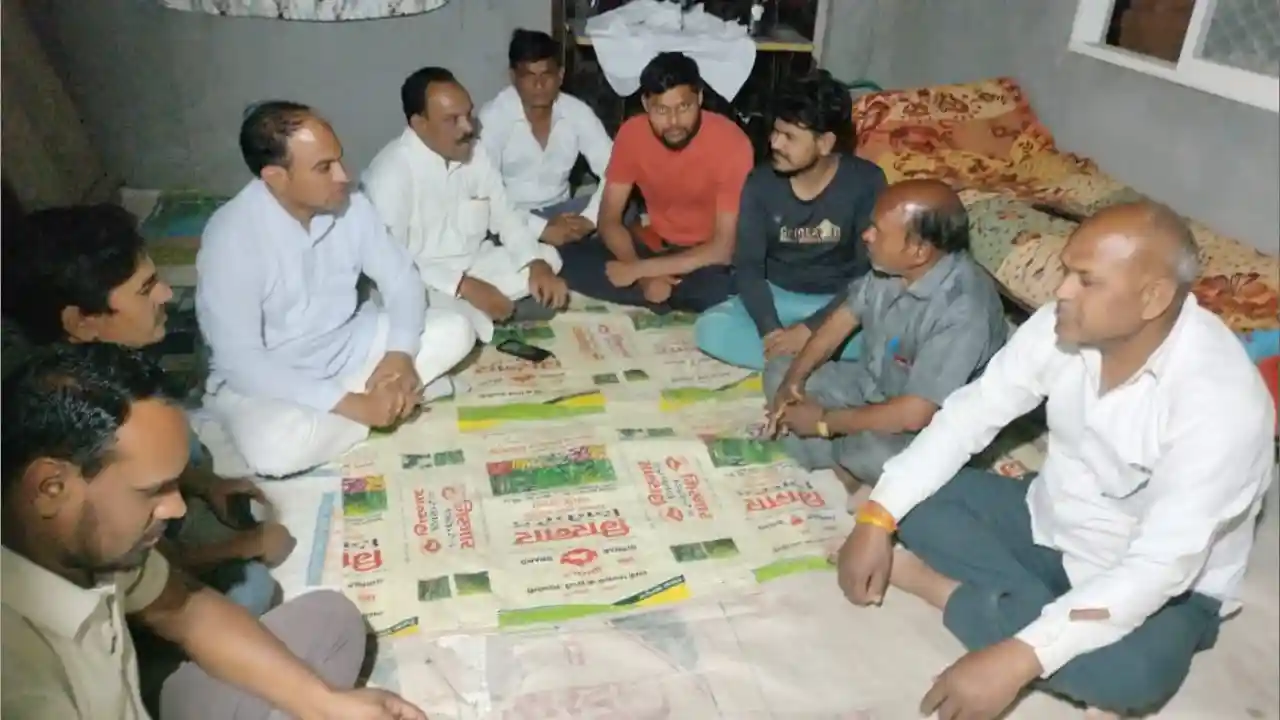 कांग्रेस कार्यकर्ता सम्मेलन को लेकर कांग्रेस नेता ग्रामीण क्षेत्र में।