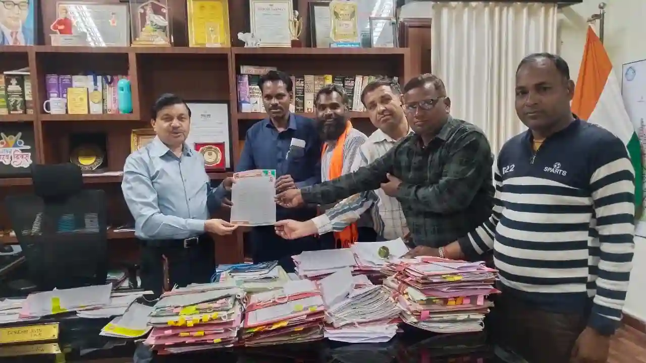जिला चिकित्सालय ट्रामा सेंटर में रिक्त पड़े पदों को लेकर कल्याण कमलमय समर्थक समिति ने जिलाधीश को सोपा ज्ञापन‌